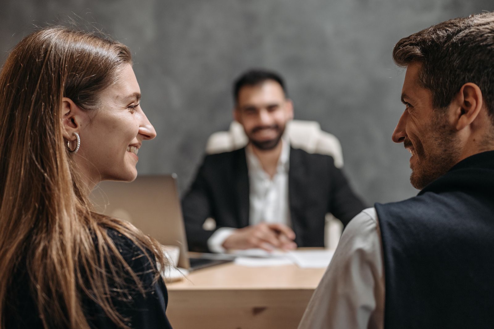Advogado atendendo clientes em reunião no escritório